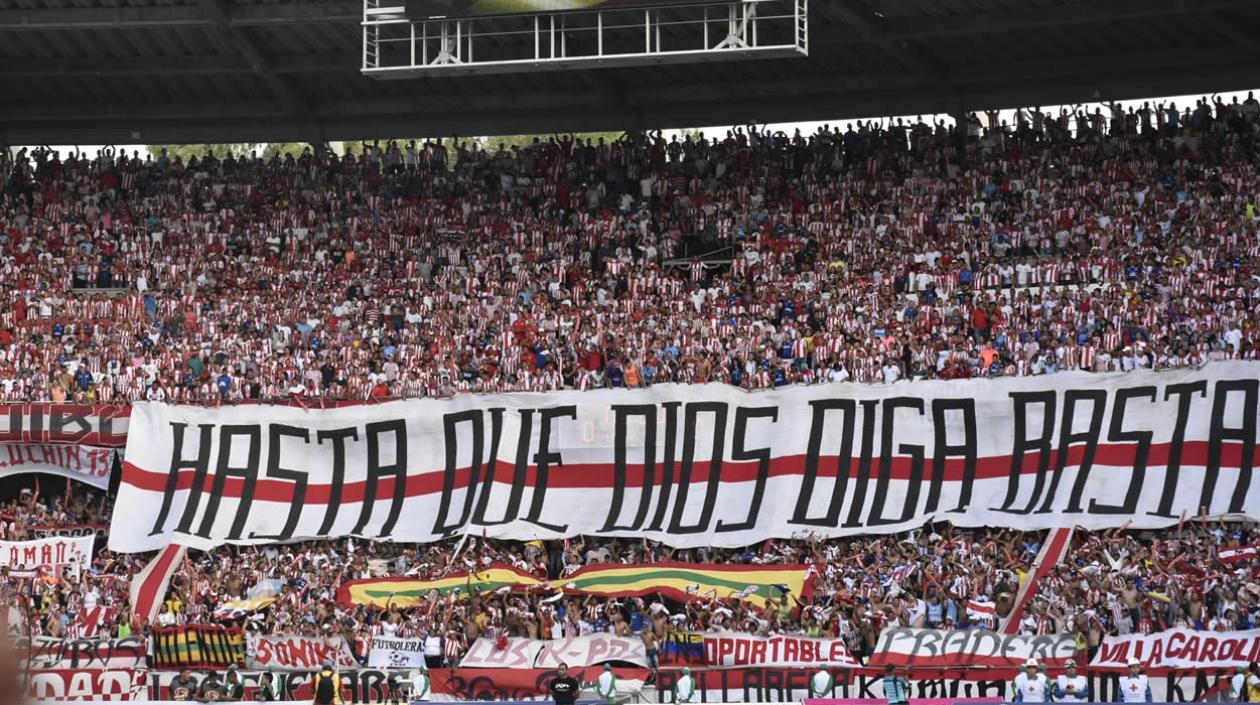 Tribunas del estadio Metropolitano llenas de hinchas de Junior. 