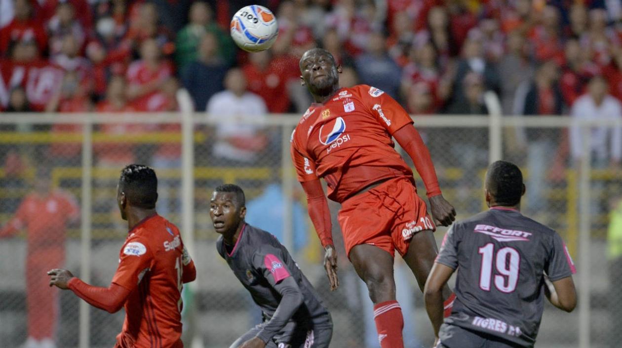Acción del partido entre América y Tigres. 