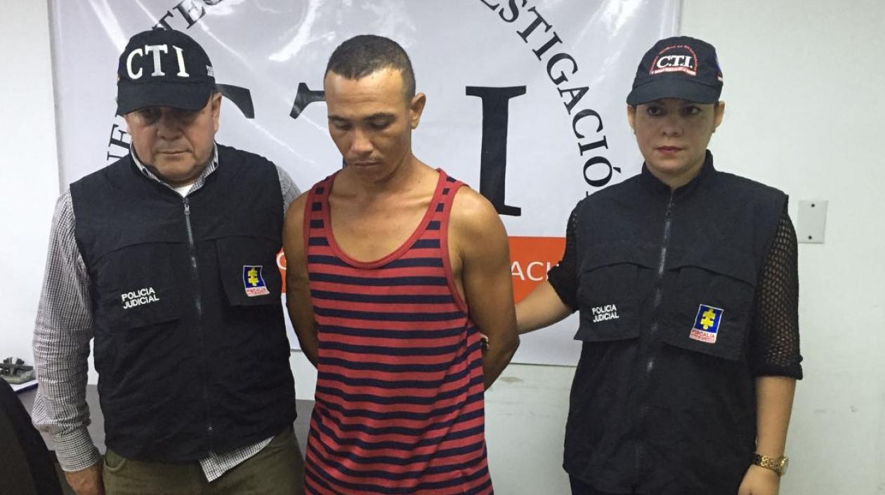 Agentes del CTI de la Fiscalía capturaron a este hombre por el delito de acceso carnal abusivo con menor de catorce años.