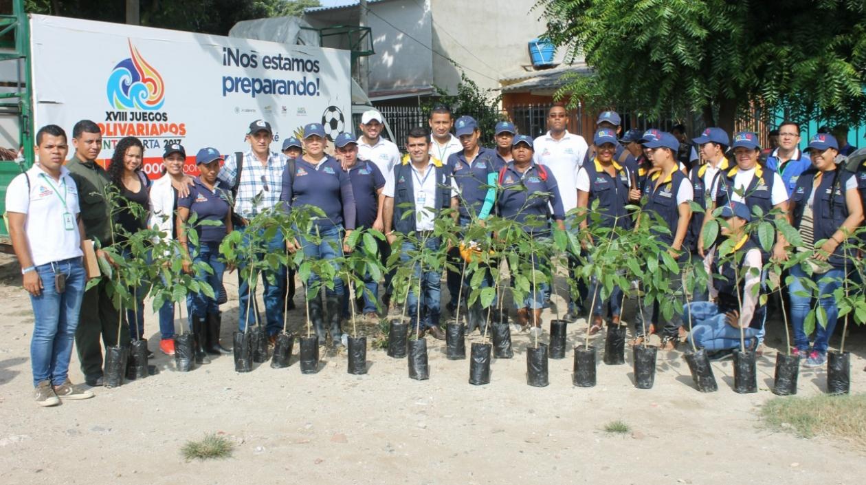 En la foto el equipo de Corpoica y participantes de la actividad para la siembra de los árboles.