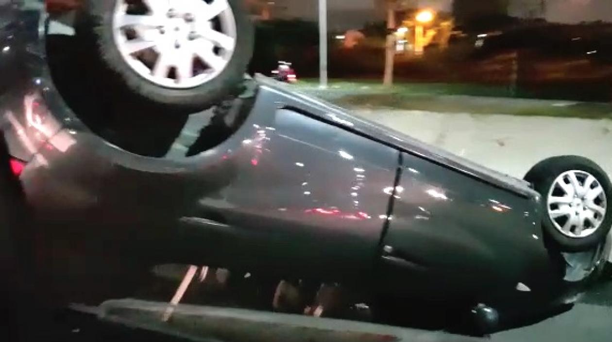 Vehículo volcado sobre la Circunvalar.