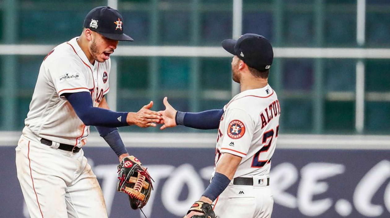 José Altuve celebra con otro compañero. 