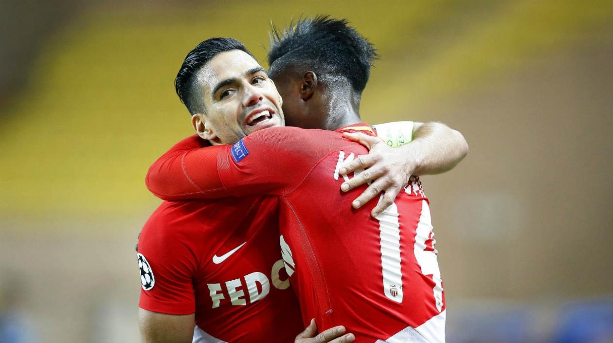 Falcao celebra con un compañero. 