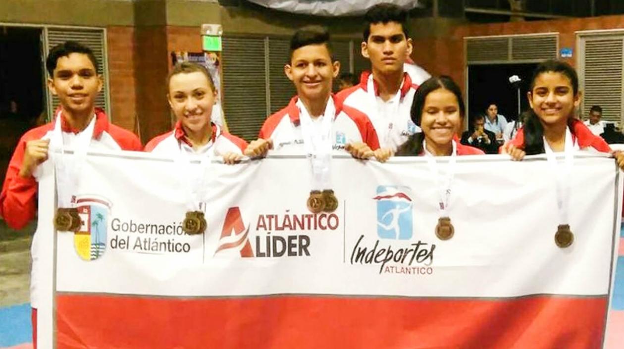 Karatecas del Atlántico posan con sus medallas. 