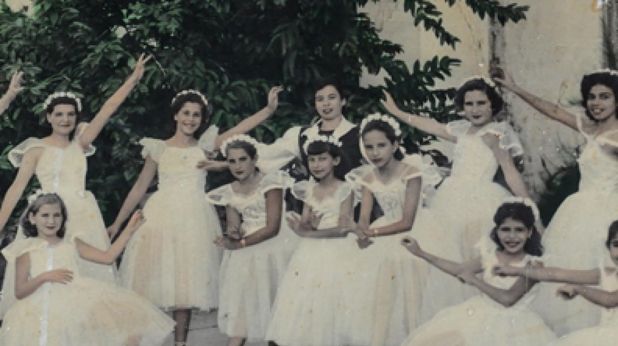 Graciela 'Gacho' Peña junto a sus alumnas.