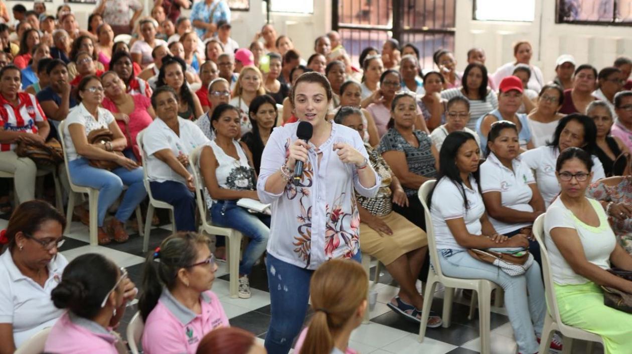 La Directora del ICBF, Karen Abudinen, dirigiéndose a las madres comunitarias.