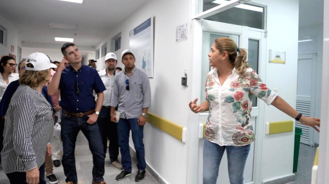 La Secretaria de Salud, Alma Solano, recorriendo el Camino Universitario con los concejales de Medellín.