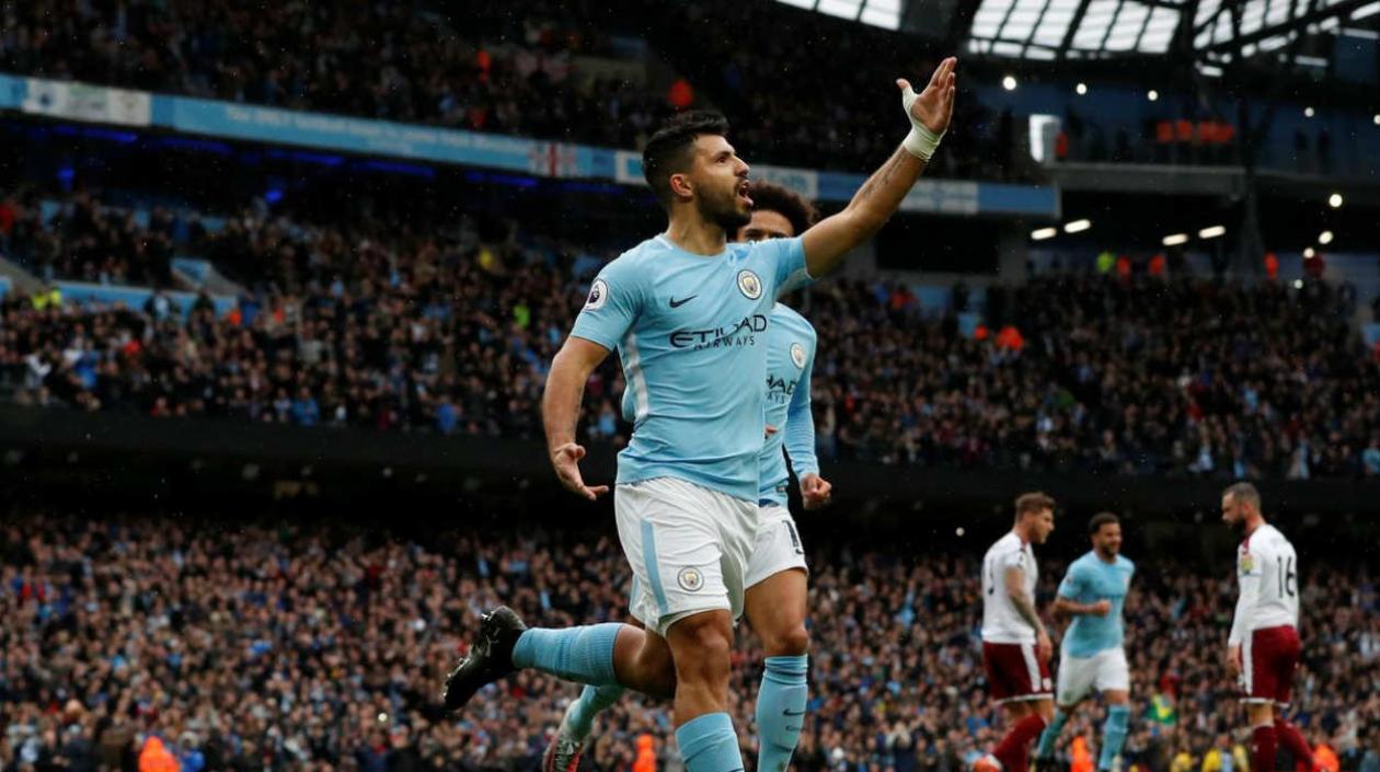 Sergio Agüero celebra tras el gol. 