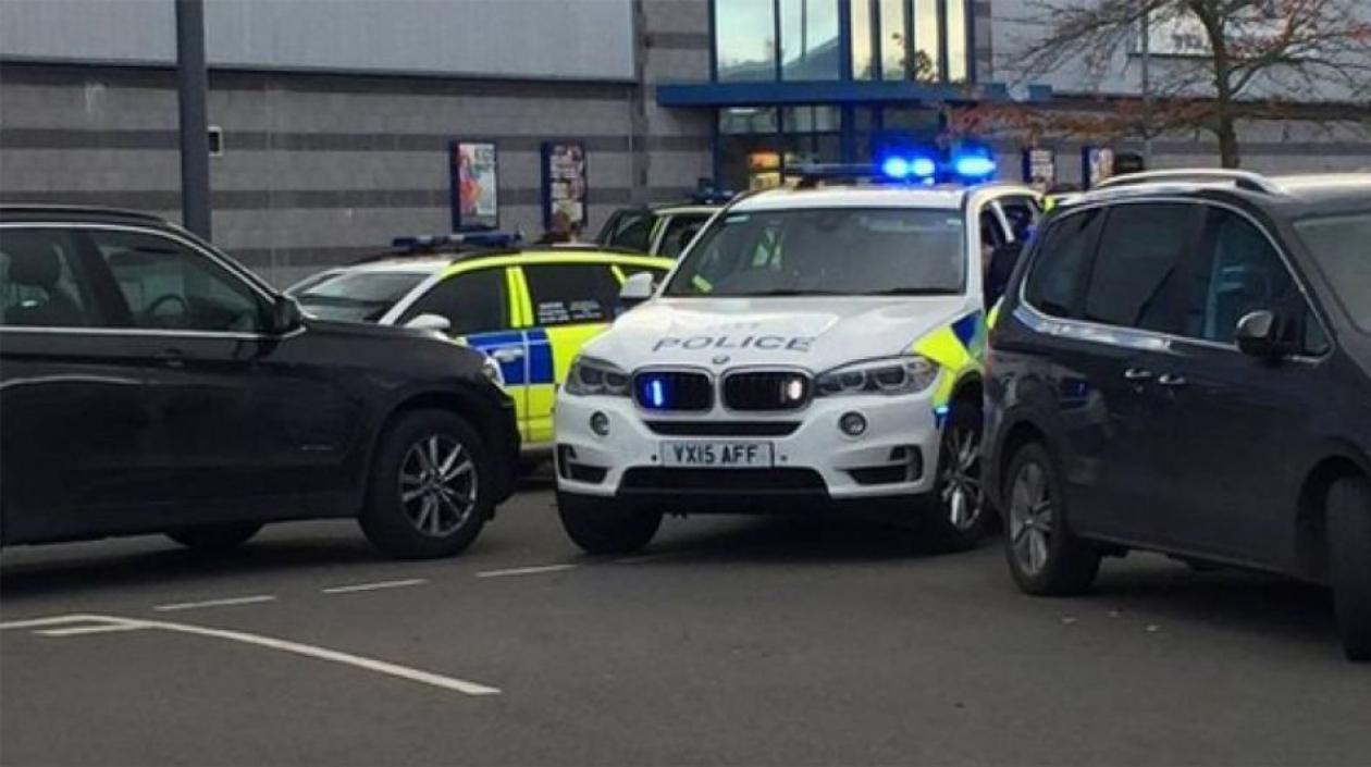 Un hombre armado con una escopeta habría tomado algunos rehenes en una bolera ubicada en el complejo Bermuda Park.