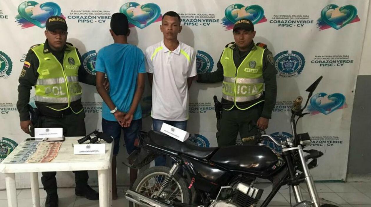 Se les incautó un arma de fuego y una motocicleta robada. 