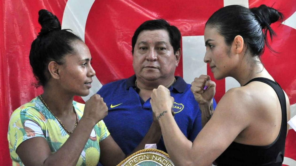 Jennifer Rodríguez se iba a medir ante Mónica Henao, quienes aparecen con el promotor Juan Carlos Devia. 