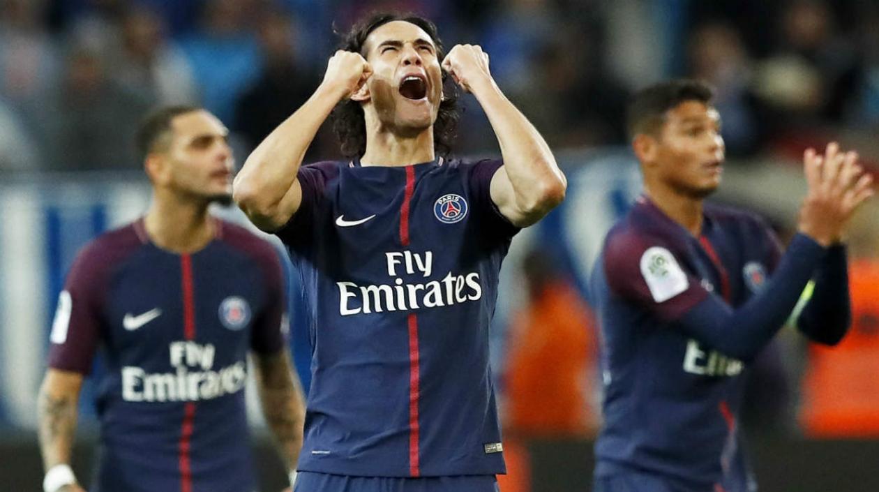 Edison Cavani celebra tras el gol del empate. 