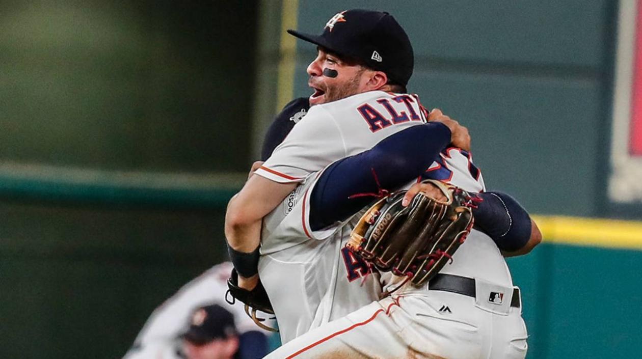 José Altuve celebra con un compañero tras ganar el partido.