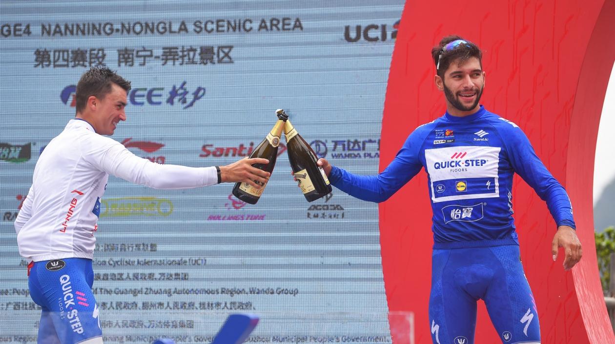 El líder juvenil Julian Alaphilippe, compañero de equipo de Fernando Gaviria, en la foto, una vez concluyó la etapa.