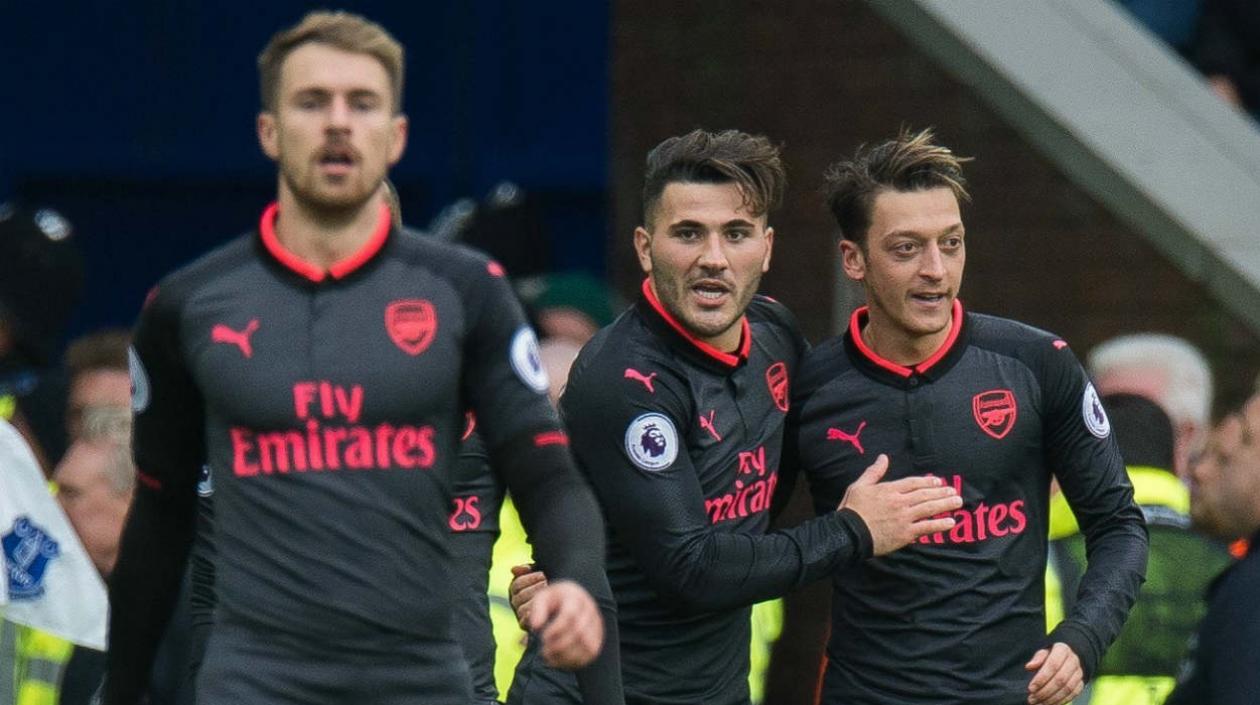 Mesut Ozil celebra el gol con sus compañeros. 