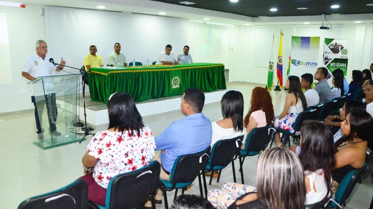El Alcalde, Joao Herrera, dirigiéndose a los estudiantes.