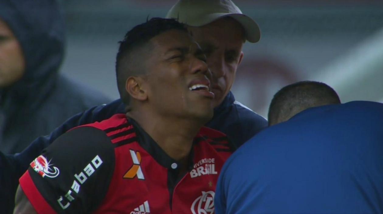 El colombiano salió llorando del campo.