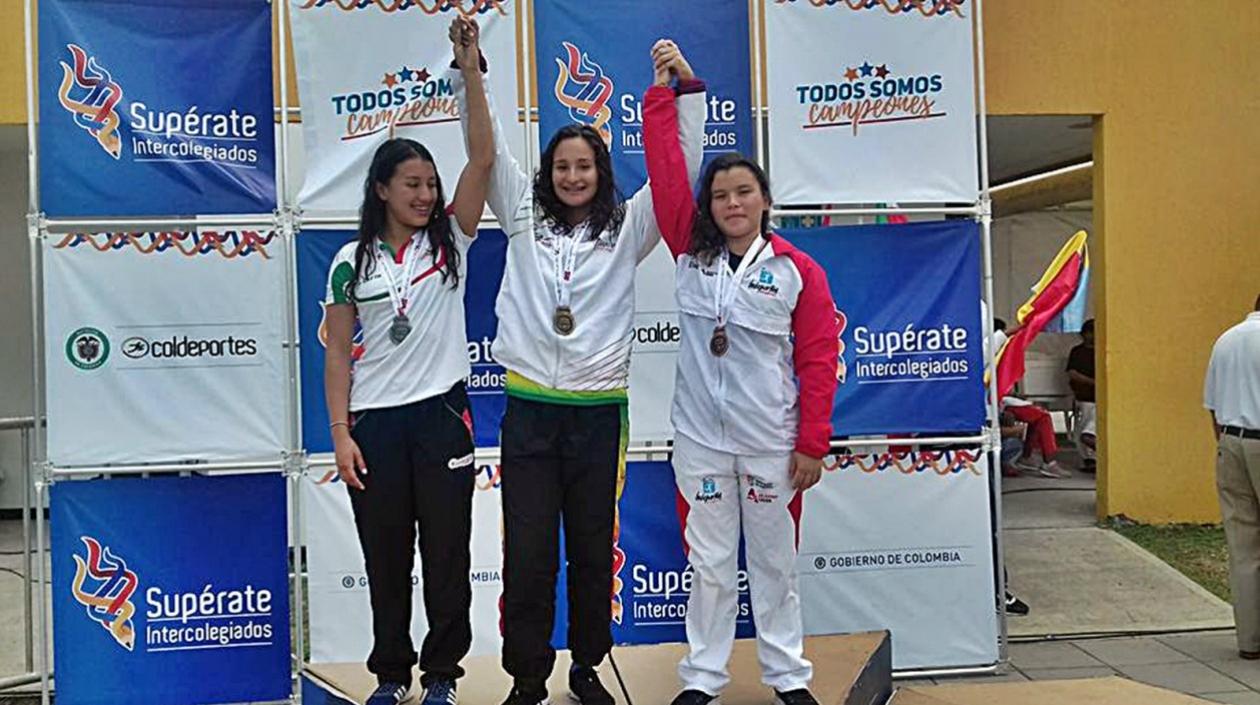 La nadadora Laura García posando con su medalla de bronce.