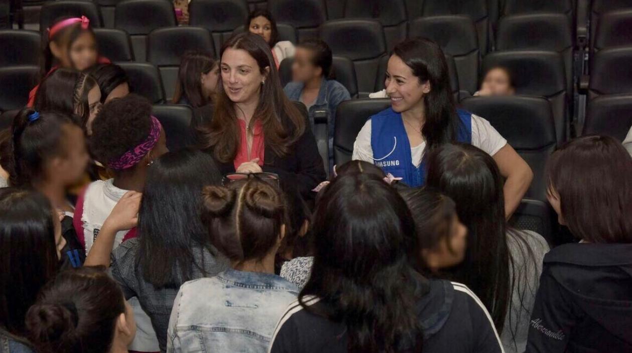 La deportista Mariana Pajón y la directora del ICBF,  Karen Abudinen, en el conversatorio con 55 niñas de protección.