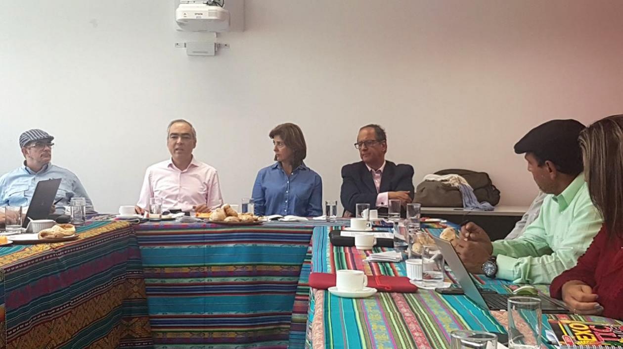 Las FARC y el ELN acuerdan "defensa conjunta del proceso de paz" en Colombia