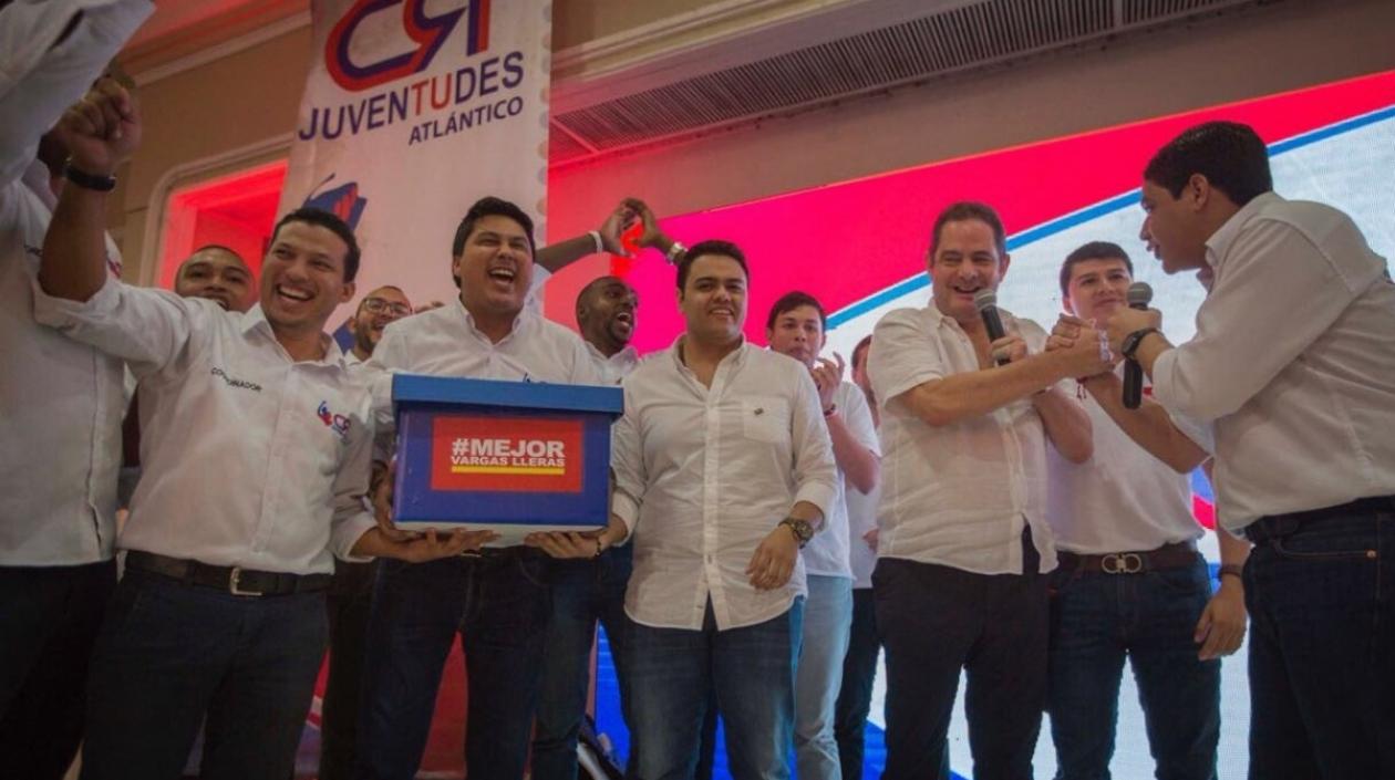 Entrega de firmas a Germán Vargas durante su visita al Atlántico.