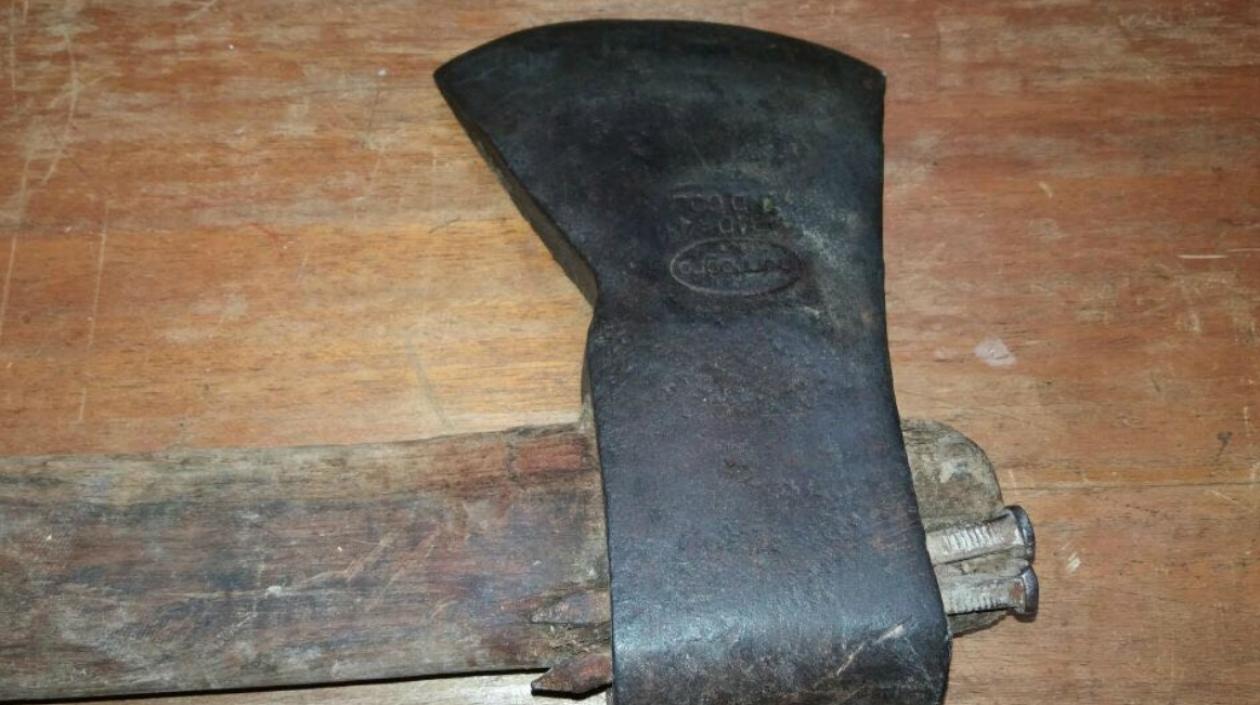 Hacha con la que el hombre agredió a su pareja.