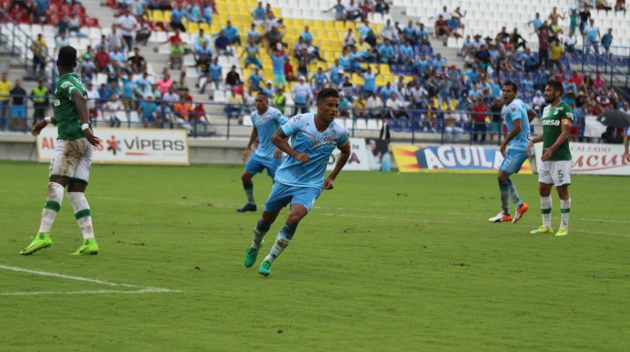 César Carrillo después de anotar el 2-1 para Jaguares.