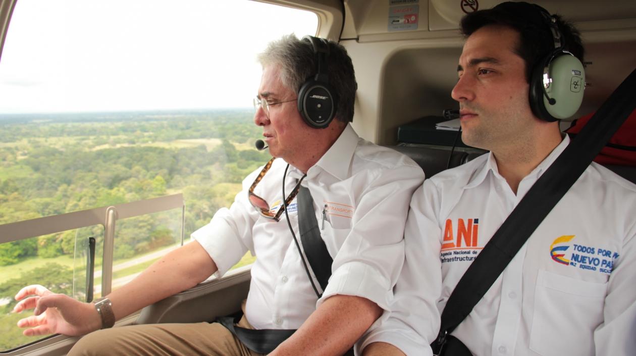 Ministro de Transporte y presidente de la ANI en sobrevueloen la Ruta del Sol 2.