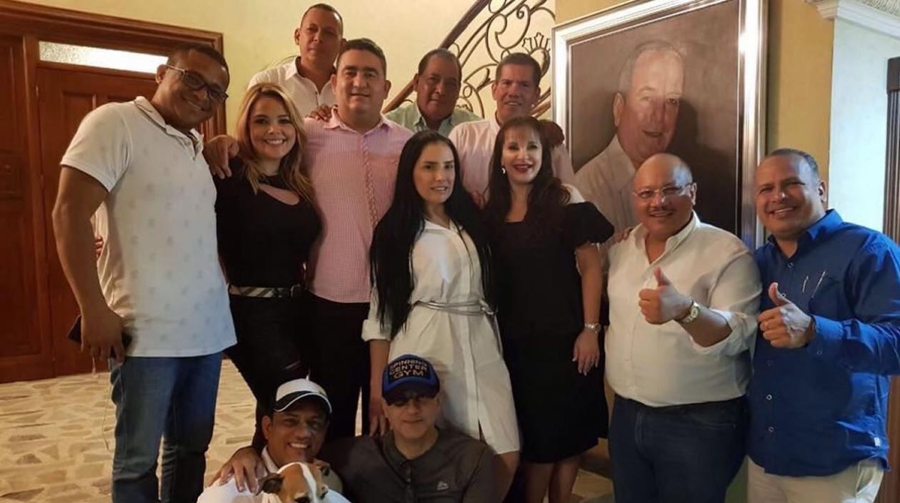 La reunión en casa de la diputada Margarita Balén con la Representante a la Cámara Aida Merlano, de blanco. Atrás como un testigo la foto de Jorge Gerlein.