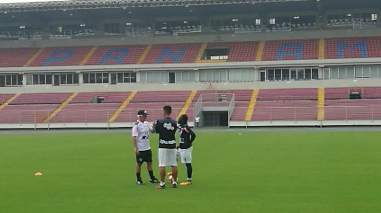 En esta foto publicada por Diario Deportes, vemos el diálogo de Julio Comesaña con 'Teo' y Chará. 