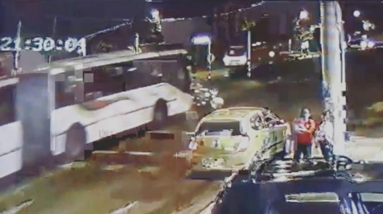 Momento en que el articulado de Transmetro va en su carril y la moto se le atraviesa.