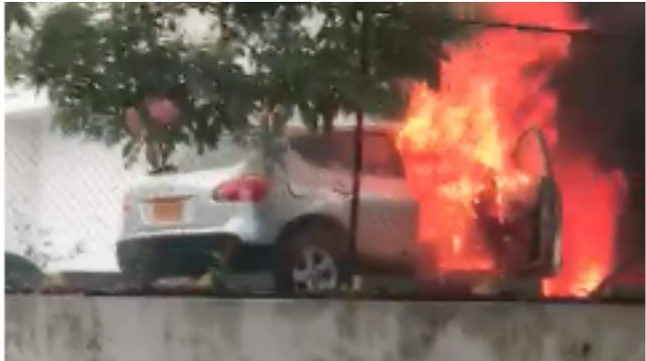 Así era consumida por las llamas la camioneta antes de llegar los bomberos.