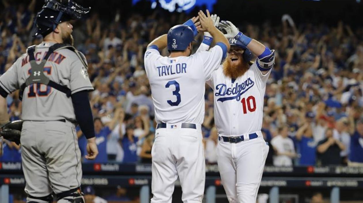 Justin Turner, de Dodgers, celebra con Chris Taylor luego de batear un jonrón contra Astros.