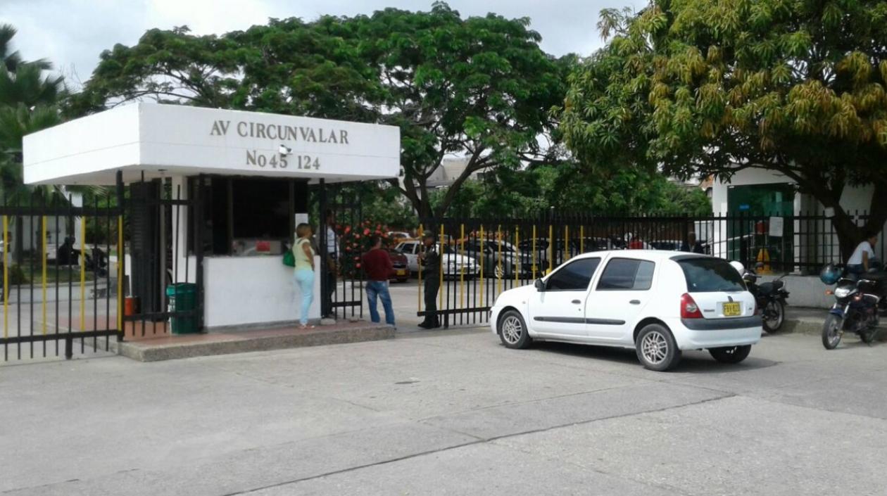Entrada principal a la Clínica de la Policía, en la Circunvalar.