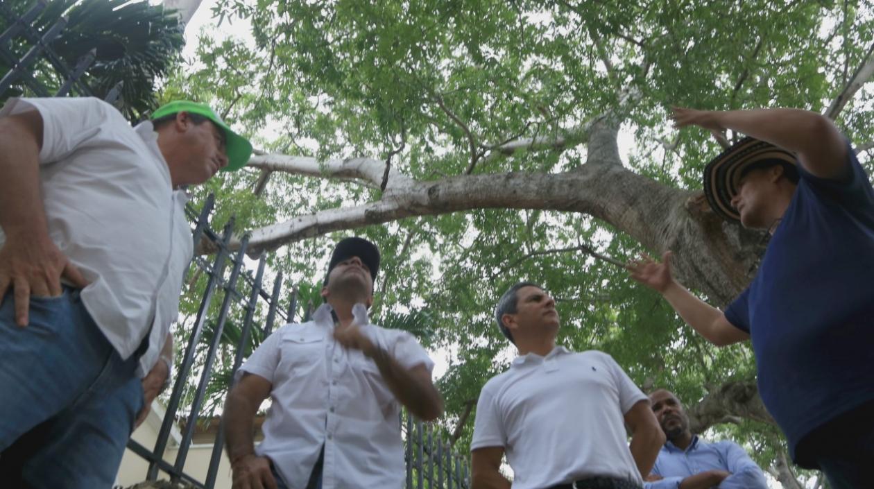 El Alcalde Char durante su visita a las bongas intervenidas cerca del Hotel El Prado.
