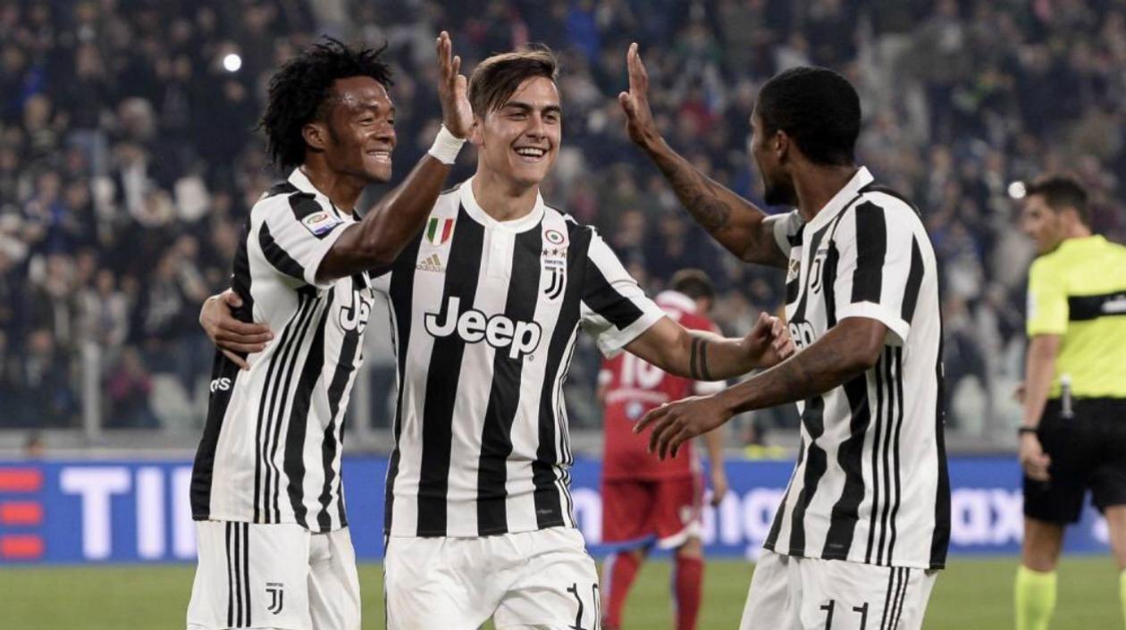 Cuadrado celebra su gol con Paulo Dybala y Douglas Costa.