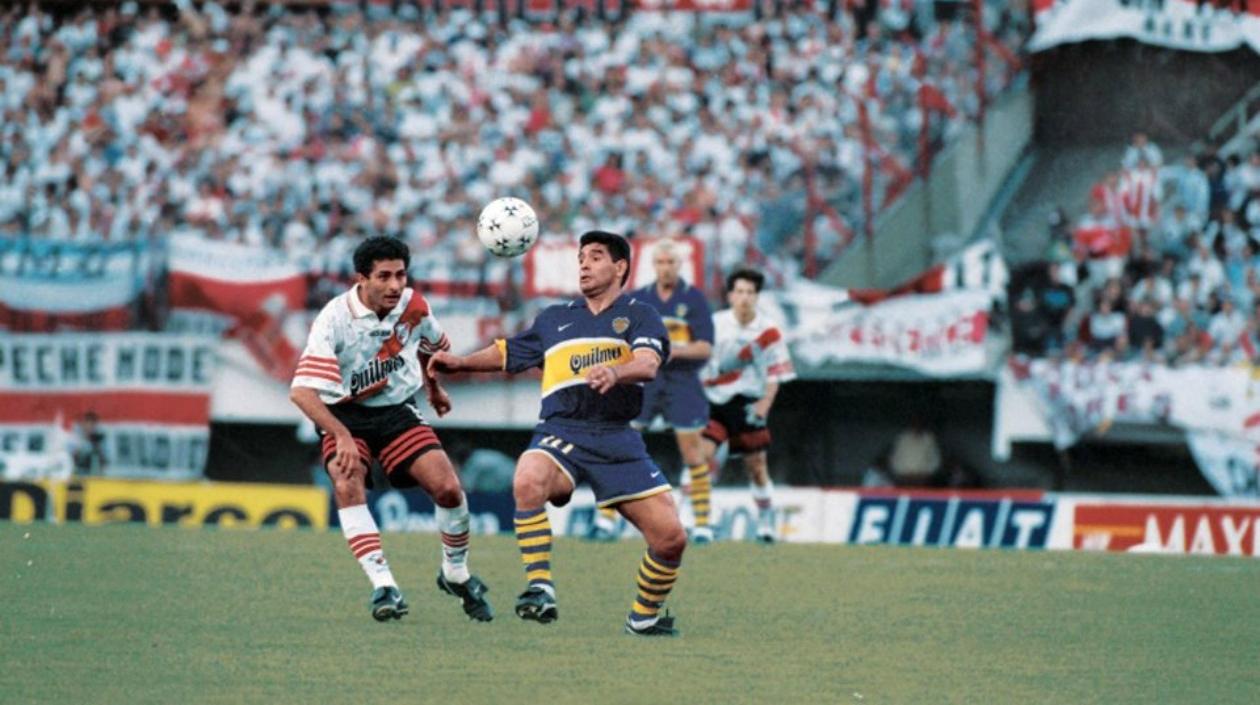 Maradona, en aquel partido marcado por Leonardo Astrada.