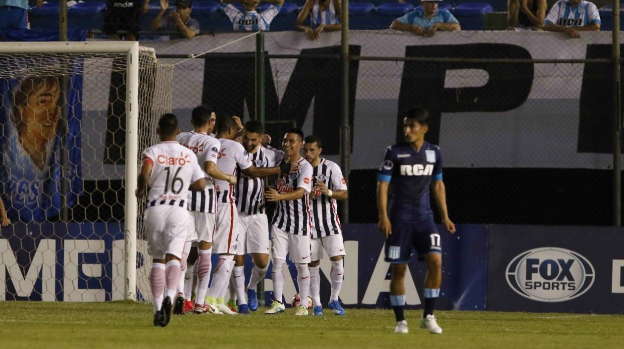 Momento de la celebración del gol de Salcedo para Libertad.