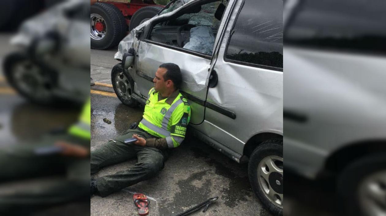 El policía de Tránsito quedó tendido en el piso, impactado por lo que sucedió.