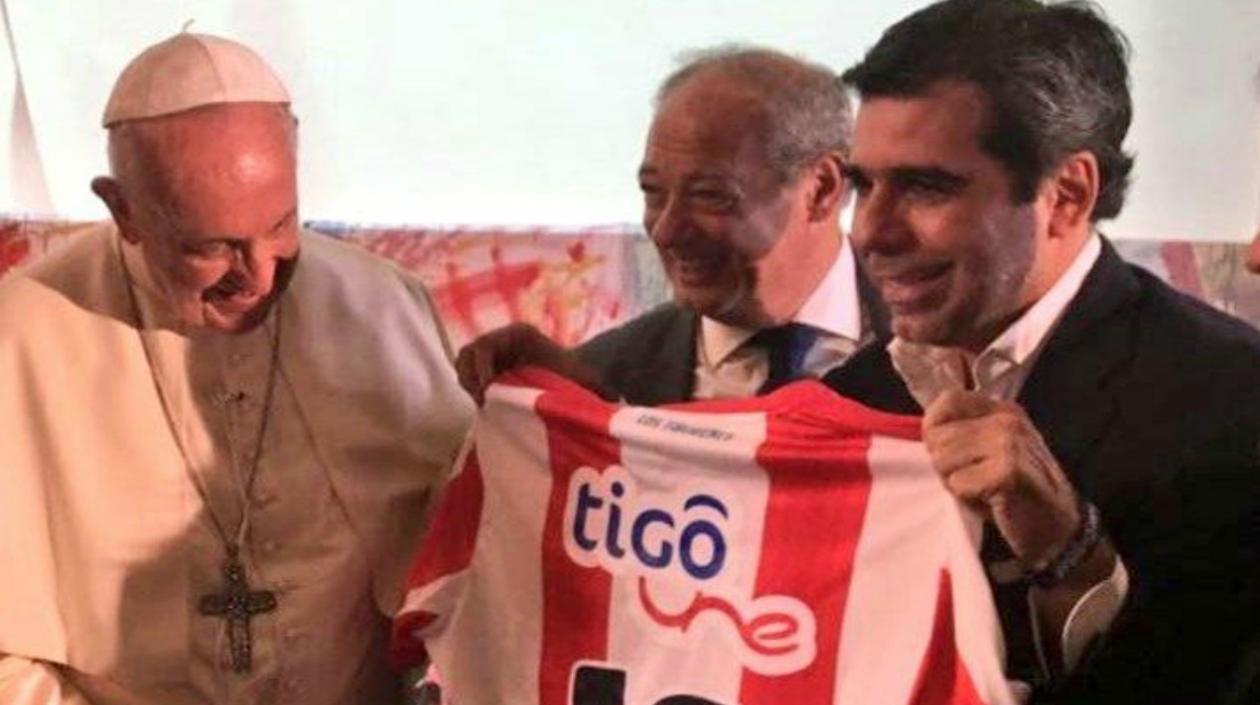 El alcalde Char entregando la camiseta de Junior al Papa.