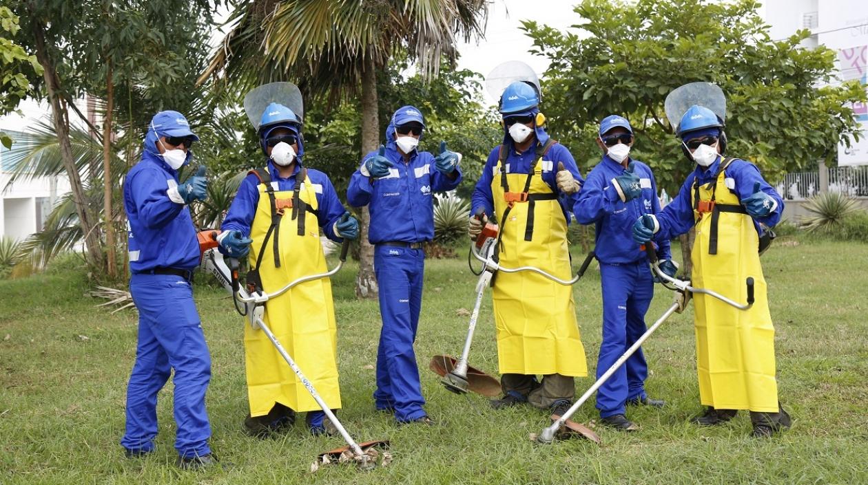 Operarios del equipo de corte de césped de la Triple A.