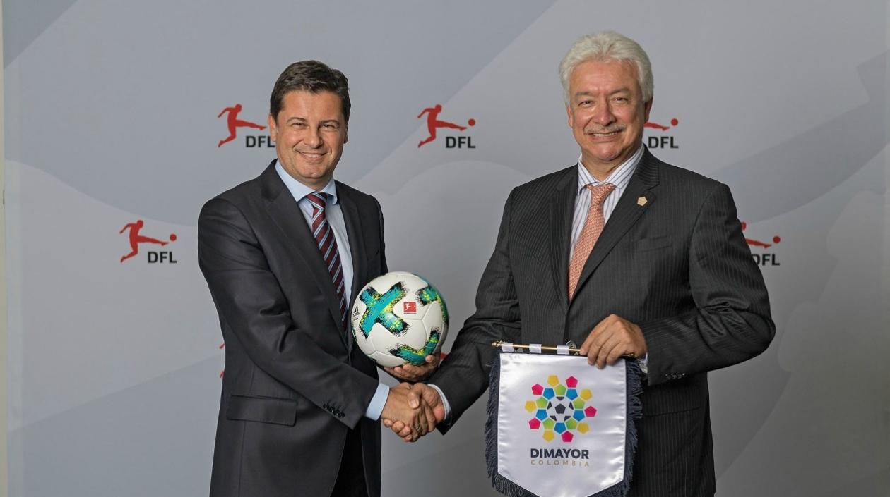 Christian Seifert y Jorge Fernando Perdomo, presidente de la Dimayor, tras la firma del acuerdo de cooperación. 