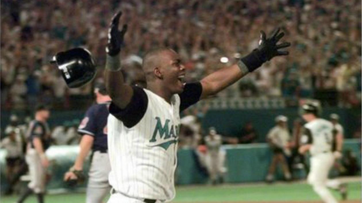 Edgar Rentería celebrando el 'Hit de oro' en aquel partido.