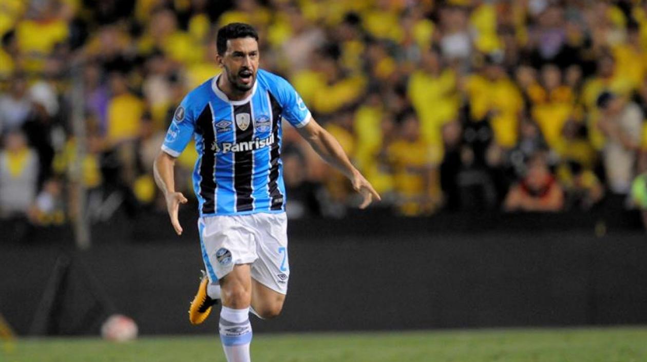 Edilson celebra el tercer gol de Gremio.