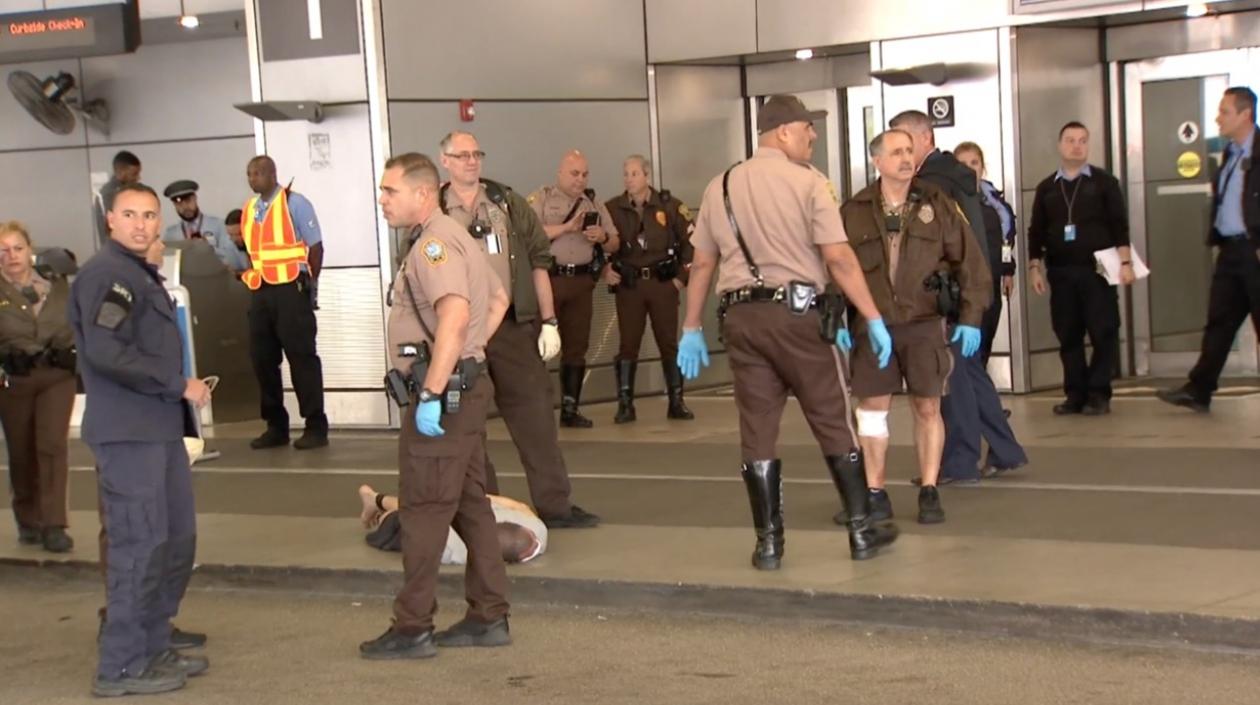 El hombre fue detenido por las autoridades del aeropuerto.