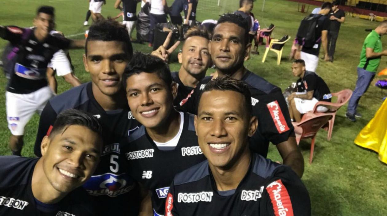 Los jugadores se tomaron fotos durante el reconocimiento del estadio ayer.