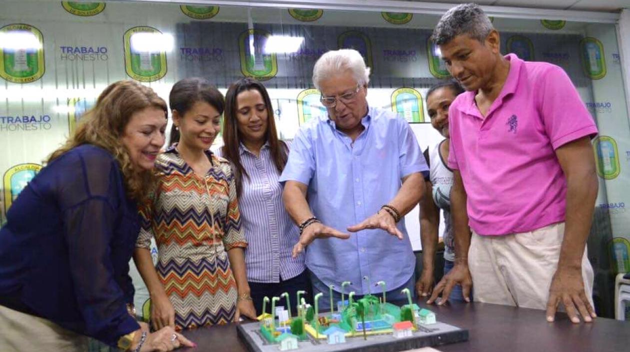 El Alcalde, Joao Herrera, y la primera gestora, Alba Olaya de Herrera, observando la maqueta.