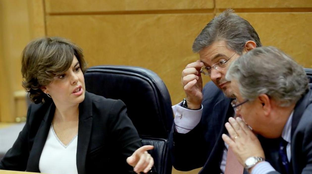 La vicepresidenta del gobierno Soraya Saéz de Santamaría, el ministro de Justicia Rafael Catalá (c), y el ministro del Interior Juan Igancio Zoido (d).