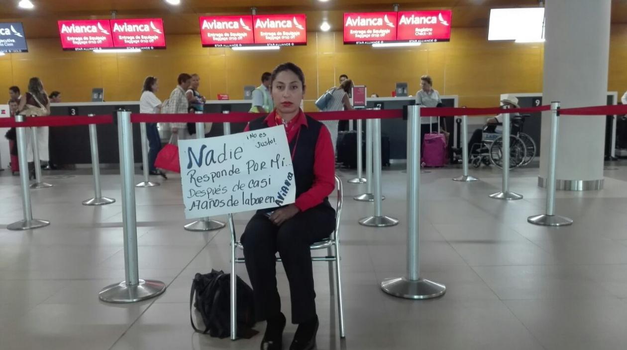 La trabajadora de Avianca hace una solitaria protesta pacífica desde el aeropuerto de Santa Marta. 