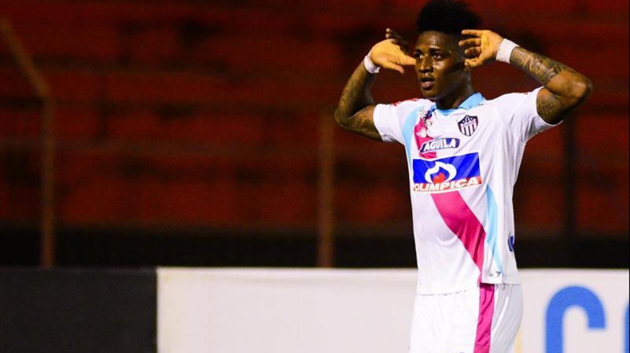 Yony González, celebrando el primero de los dos goles.
